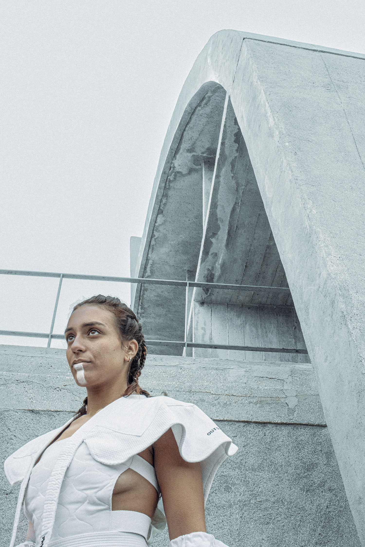 photographie d'une jeune femme allonguée sur les genous de sa grand-mère